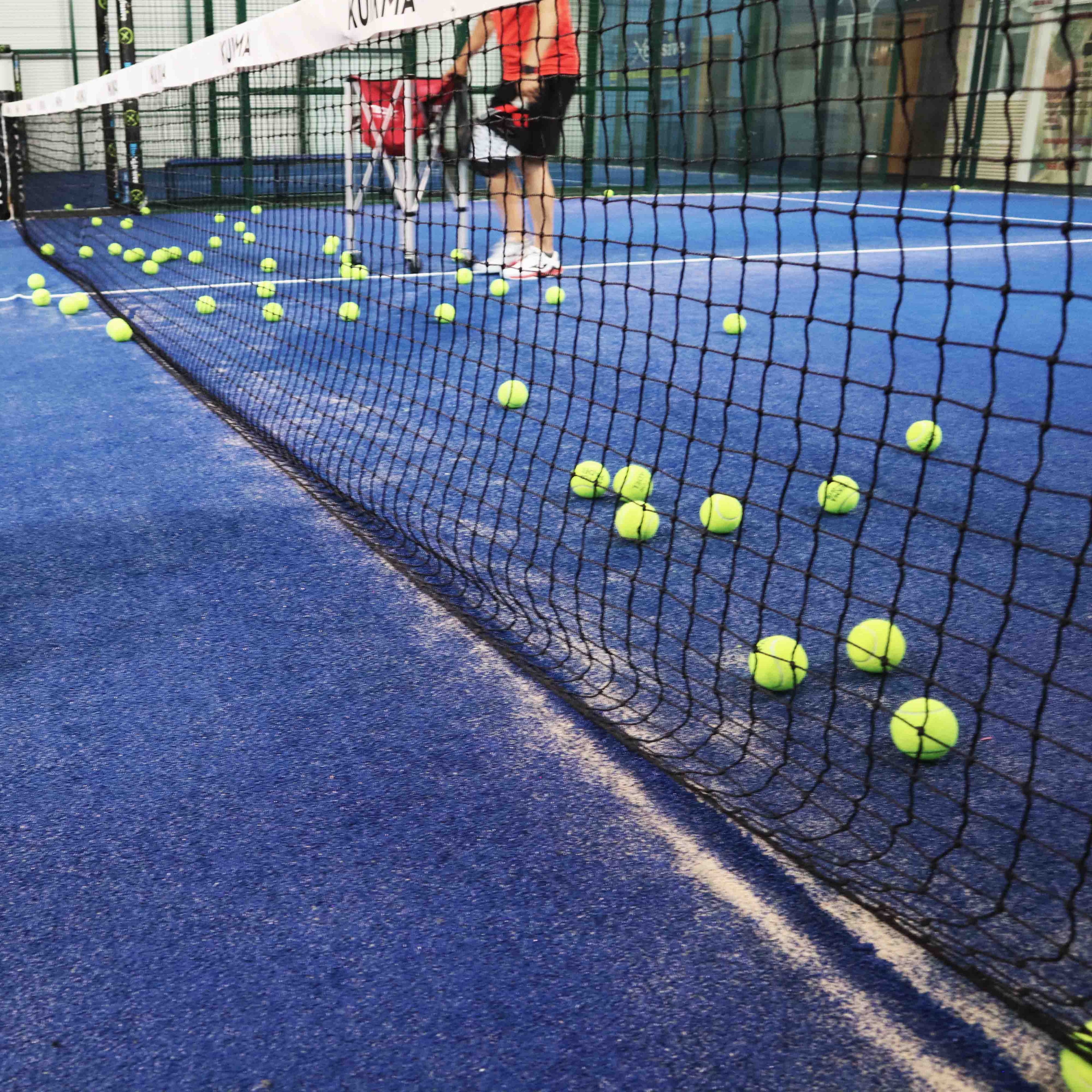 pista de pádel con pelotas